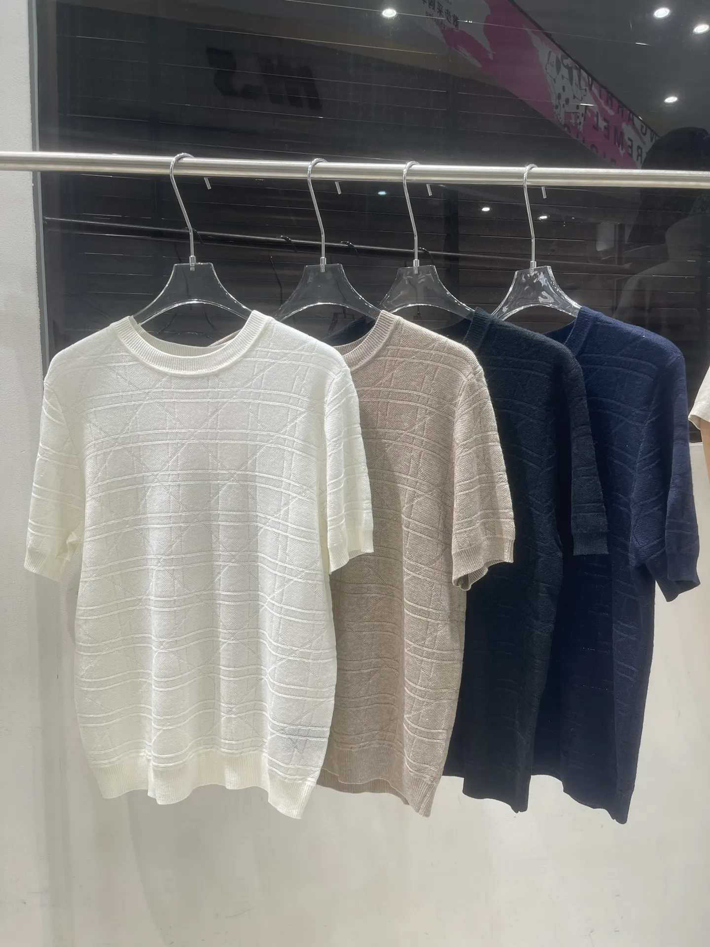 Mulberry silk sheep wool knitted short sleeves. Breathable sweat-wicking upper body. Sizes:m 3x Color: Black White Card Color Blue Style Number: 0008